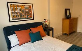 Stunning And Spacious 2Bed Flat In Central Woking