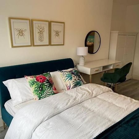 Stunning And Spacious 2Bed Flat In Central Woking Exterior photo