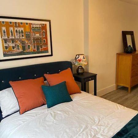 Stunning And Spacious 2Bed Flat In Central Woking Exterior photo