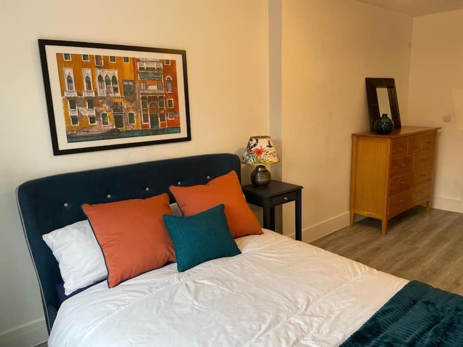 Stunning And Spacious 2Bed Flat In Central Woking Exterior photo