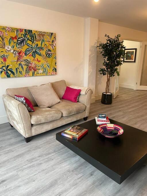 Stunning And Spacious 2Bed Flat In Central Woking Exterior photo