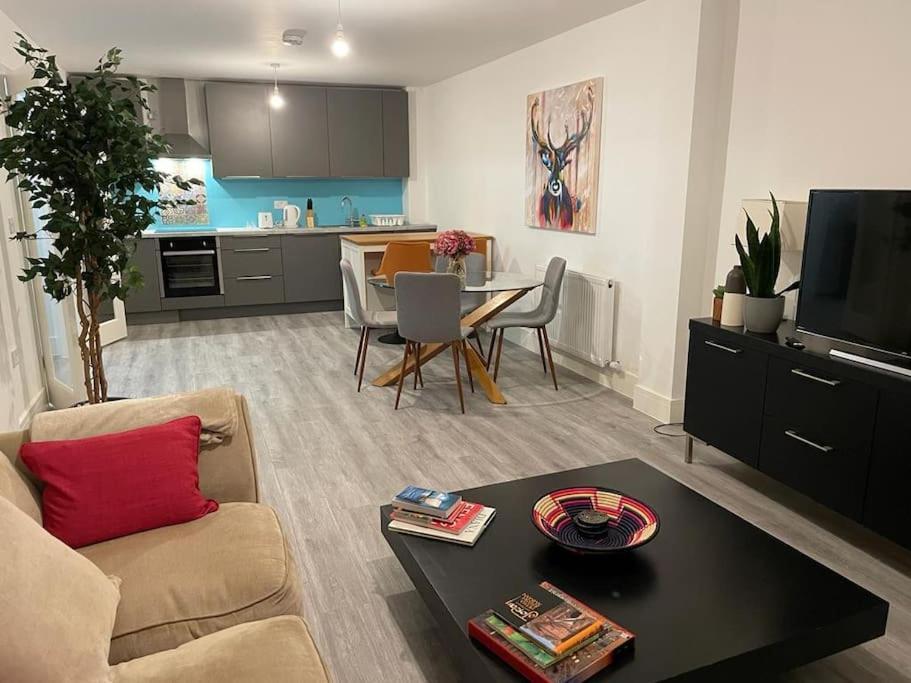 Stunning And Spacious 2Bed Flat In Central Woking Exterior photo