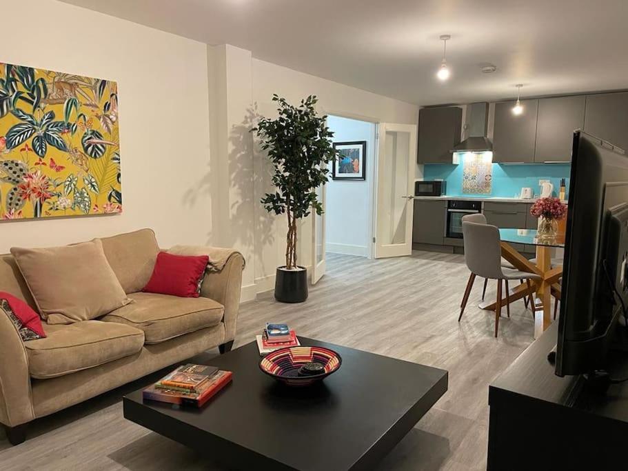 Stunning And Spacious 2Bed Flat In Central Woking Exterior photo